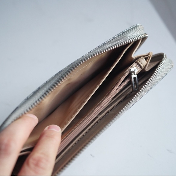 Guess Wallet Zip Top Clutch Gray Logo Tan Inside Gently Used Coin Purse SO CUTE! - Picture 6 of 9